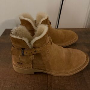 UGG Women's boot with adjustable strap in Chestnut Size 6
